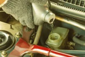 Topping up a master cylinder with brake fluid